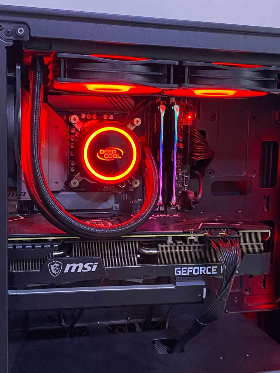 السلام عليكم كيس العاب يشك شك بسعر نارررررر🔥🔥🔥
GPU RTX MSI 3080 3FAN 
كارت مامفتوح ع وضع الشركه وكارت دبابه 
CPU CORE I5 12400F 6 CORES 12 THEARDS 
MOTHERBOARD MSI MAG B650M FULL ATX 
4 سلوت رام ومنفذين m.2 وكله هيدسنتك 
RAM OLOY 8X2 16GB 3200HZ RGB 
POWER SYPPLY DEEP COOL 850W+80 GOLD 🔥🔥
STORAGE NVME M.2 128GB 
HHD 1000Gb 
تبريد مائي من ديب كول ARGB 
CASE DEEP COOL 4FAN ARGB FULL TOWER 
شباب الكيس يشكك من كل النواحي من الشكل للموصفات للبراندات 

بس البور بحده قصه✅
جامه الكيس موجوده ✅

سعر الكيس مليون و200 الف فقط ✅
مكاني بغداد الدوره ✅ 
يوجد توصيل ✅
ملاحظه تريد شاشه او ملحقات موجود ✅
