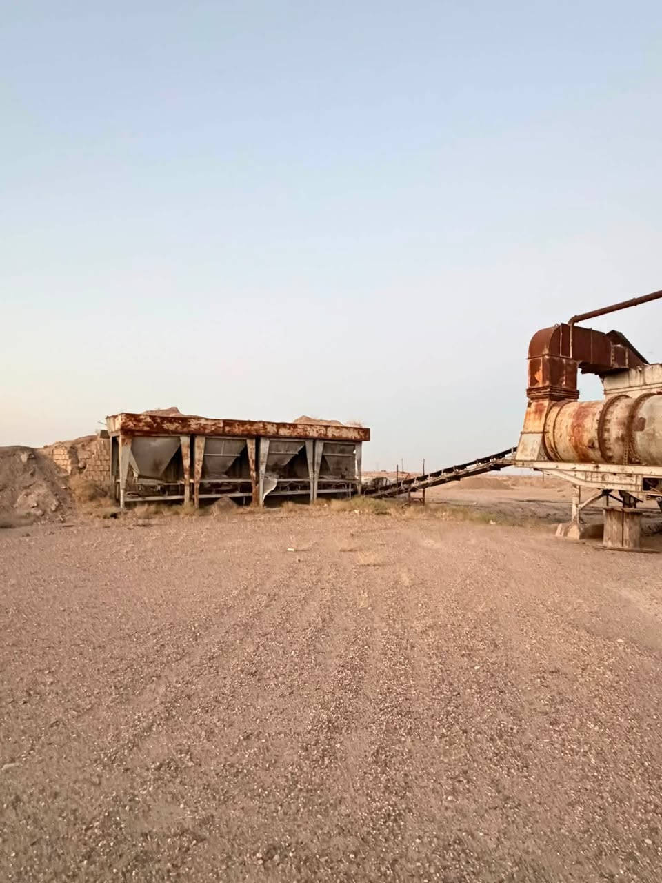🏭 معمل أسفلت ألماني ويبو – WIBAU
* الطاقة الإنتاجية 140 طن/ساعه
* صنع ألماني- WIBAU 🇩🇪
* سعة خزانات الزفت: 170 طن
* عدد 3 تانكيات قير
* هوبرات عدد 4
* معمل متكامل ومناسب للعمل والإنتاج
* المعدات ظاهرة بالصور وحالتها موضحة 
* الموقع الانبار- الرمادي📍
* التواصل : ***********📞
