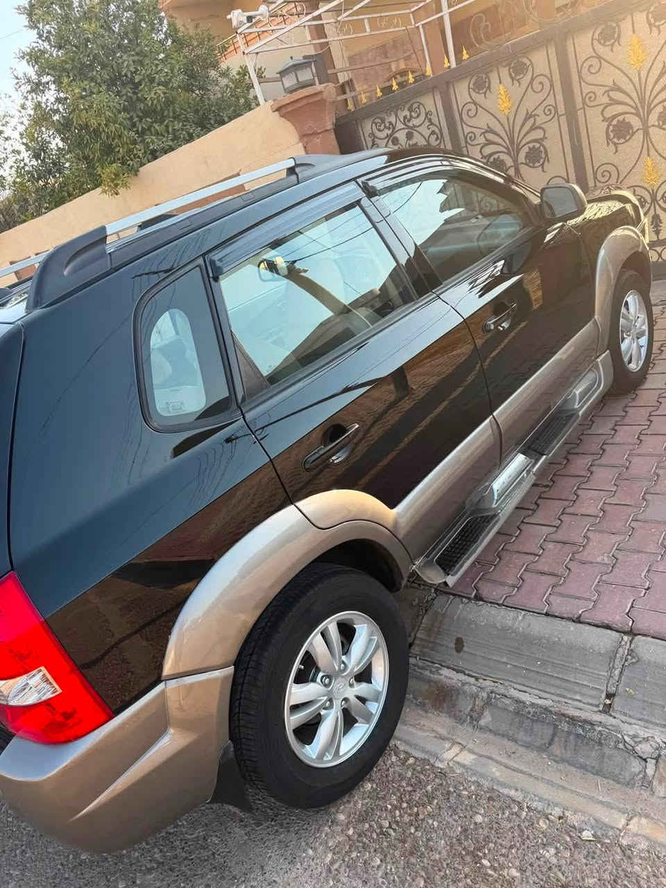 توسان موديل 2009 مكفولة من الضربة والصبغ أربيل 
شرط التحول صاحبها الشرعي موجود سيارة بلادية 
ترايك وين ميعجبك السيارة موجودة ب التاجي 
ترهم مراوس السعر ١٠٠ وبيها مجال بسيط كلش 
كلشي شغال بيها كهربائيات حدادية تخم تاير السيارة عليها إدامة كاملة مال جناي مكينة ٢٠٠٠ دوش مكفول اتصل وتدلل ***********
