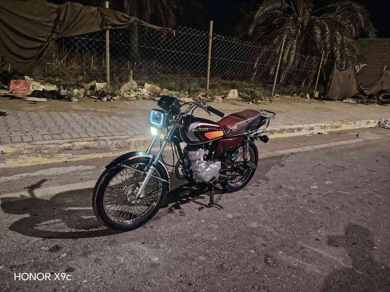 سلام عليكم تايكر موديل 20 وراق بغداد بيه 2 وراق  دراجه كلش نضيفه
محرك  خير من الله شرط فصله وسرعه ومعدل 

دراجه كلشي بيه شغال  دبلات خلفي امامي شغال

بريك شغال دشبول شغال شاير شغاله عده بس وحده 

تايراته جدد  سعره 400 وبيه مجال قليل رجائن لمو شراي 

لا يدخل ولا ينتصل  مكاني صويره ***********

نص مكتوب في الصور:
- HONOR X9c