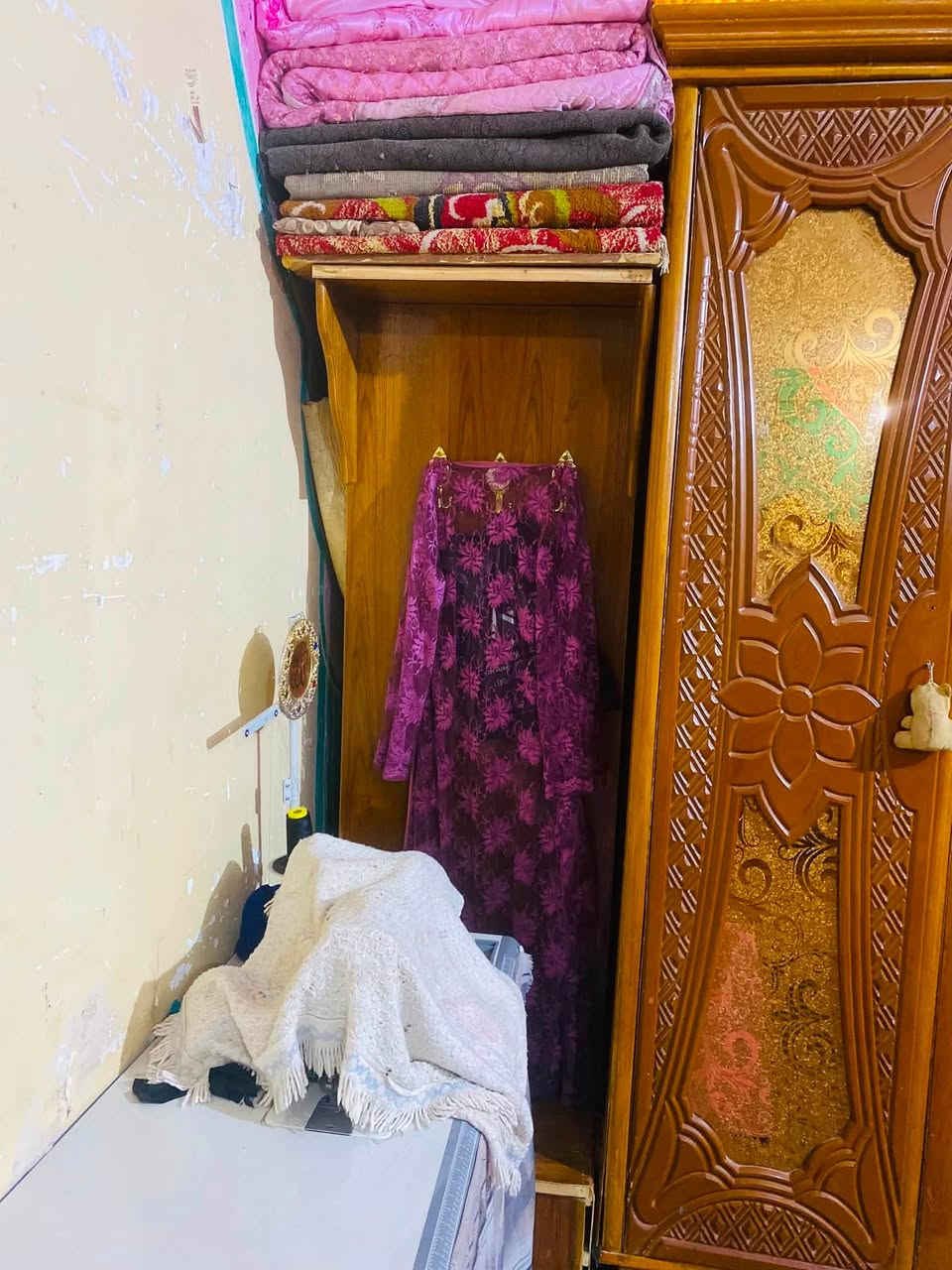 السلام عليكم عيوني غرفة للبيع اخت الجديدة للبيع السعر ٨٥٠ وبيهة مجال واتساب ***********
