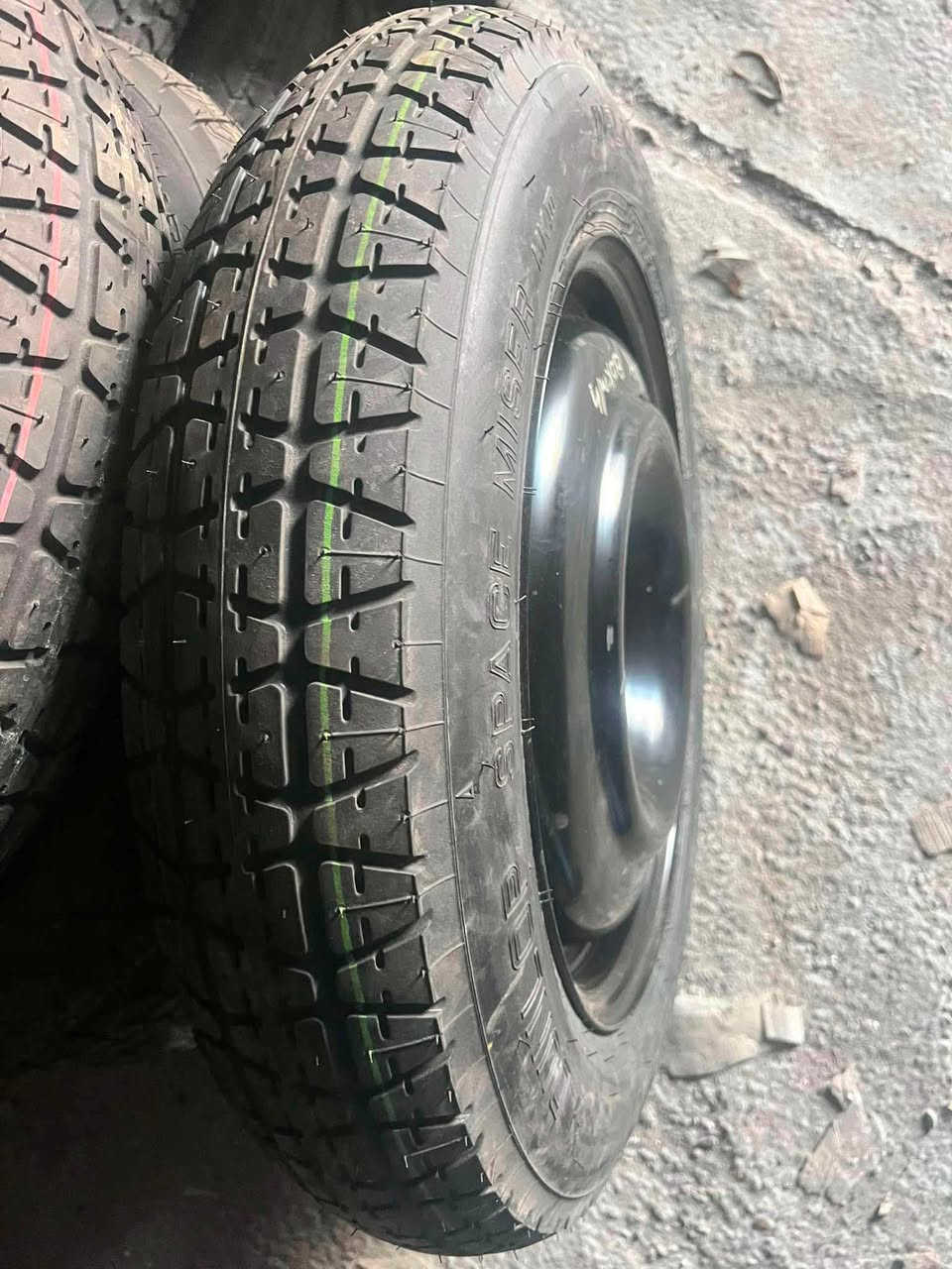 السلام عليكم 
متوفر سبير BYD جميع الفئات 
سبير ياباني تاير برجستون سبيرات جدد 
مع الفلينة والملحقات 
متوفر توصيل جميع محافظات العراق 
للأستفسار : 
***********
***********
