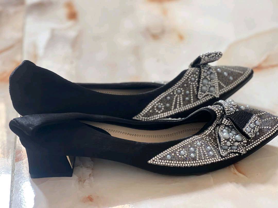 احذية على ١٠ للبيع