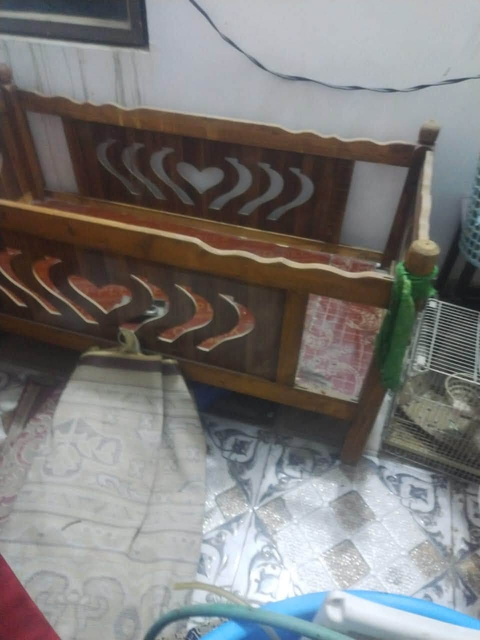 غرفه للبيع جديده مثل التصوير مستعجله على بيعتها عنوانها بغداد مدينه الصدر قطاع ٢ سعرها ٣٥٠ وبيها مجال وسرير الخشب سعره ٢٥ للاتصال ***********
