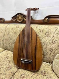 للبيع عود كهربائي احترافي  ..  مصنوع بالكامل من خشب الجوز  ..  المفاتي...