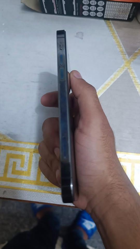 للبيع: iPhone 12 Pro
الذاكرة: 256 جيجابايت
 النسخة: الشرق الأوسط
 اللون: رمادي غامق (Graphite)
 الحالة: الجهاز شغال وممتاز، وبي النواقص التالية للإبراء:
 الشاشة: مبدلة، وبيها فطر خفيف جداً (طولي) موضح بالصور، ما يحك بالإيد وما مؤثر على اللمس نهائياً.
 البطارية: مبدلة.
 الأداء: الكاميرات، Face ID، الصوت، والشبكة كلها شغالة 100% وبدون أي مشاكل ثانية.
السعر: 225 ألف دينار عراقي (وبي مجال بسيط للشراي)
التواصل: ***********
