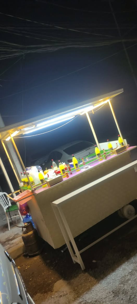 السلام عليكم
شباب هاي عربانة هيه وميزها تسگام منقوش متعوب عليها وغرفتها كبيرة .. كاملة وياها گدورة طبخ لبلبي وكاملة بس جيب غاز وأطبخ  .. ومكان جام هم مسوي بس ما مخلي جام .. السقف مسويله حوض وبي مرزاب يعني شغلها بيدي اني مسگمها .. جديده بعدها وبيها جروخ كبار تمشي بكل سهولة . الابعاد واحد متر  ب ثنين متر 1×2

المكان نجف : ***********
