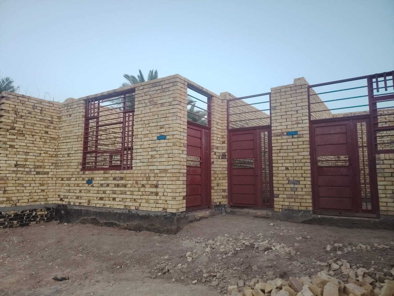السلام عليكم) نعمل كافه انواع الحداده ابواب شبابيك محجرات سقائف
العنوان رفاعي فرع ابو الماش  وبسعار مناسبه جدا
***********تصال او واتساب
