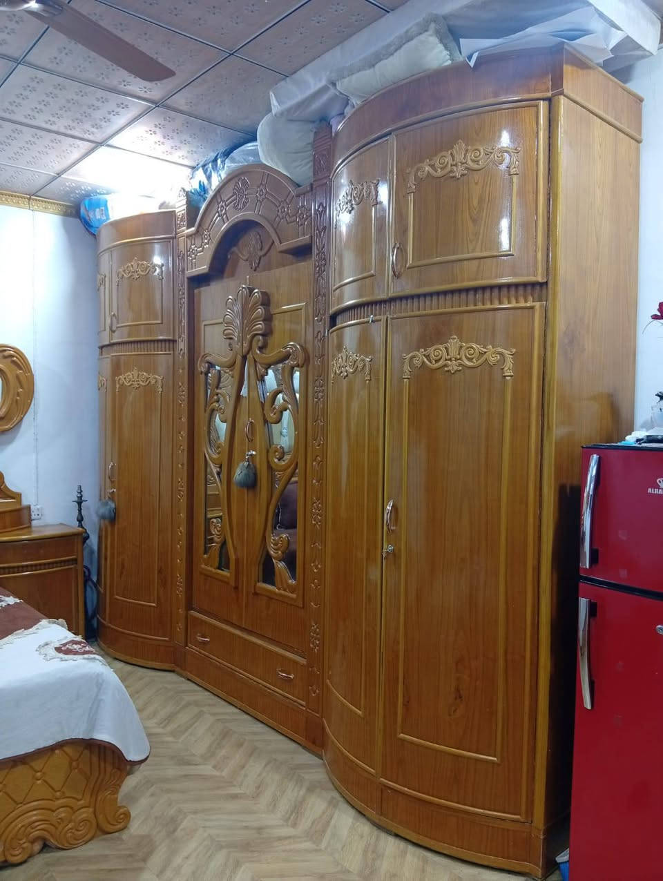 غرفه للبيع اخشاب صاج عراقي غرفه بعد جديده مال عرس سعر الغرفه مليونين وبيها مجال للشراي رقم الهاتف***********
