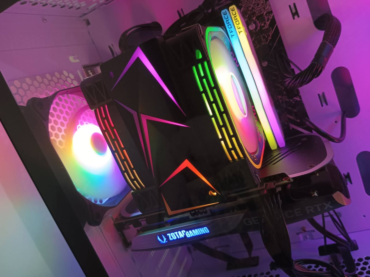 المواصفات:
المعالج: Intel Core i7-12700 12th Gen 
كرت الشاشة: ZOTAC GAMING RTX 4070 12GB Twin Edge
الرام: 32GB DDR4 3600MHz T-Force Delta RGB 16x2
التخزين: SSD NVMe 1TB + HDD 500GB
النظام: Windows 11 Pro مفعل

الاضافات:
1. كيبورد Redragon ميكانيكي
2. UPS online 2000VA لحماية الكهرباء
3. شاشة 17 

ملاحظات:
الجهاز مستعمل قليل جدا ونظيف 100% 
كل القطع بالكراتين والضمان موجود
يشغل كل الالعاب على 2K 144fps و 4K مرتاح
مثالي للمونتاج والبث والبرمجة

السعر: 1,800,000 دينار عراقي وقابل للتفاوض البسيط للشراي
المكان: بغداد - الامين الثانية
***********
الفحص موجود 100% قبل الشراء
