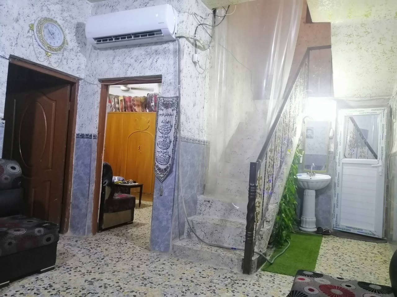 السلام عليكم بيت للبيع زراعي الزعفرانية الزوراء مقابل مول الجوهرة فرع محلات القمة المساحة ١٥٠م طابق ونص قريب على الشارع العام الشارع تبليط للاتصال ***********

