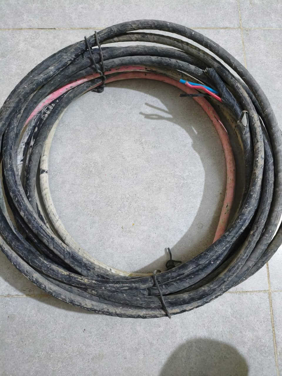 سلام عليكم  كيبل البيع 3 فيز اصلي مسلح طول 18 متر نضيف مكاني البصره الزبير ***********
