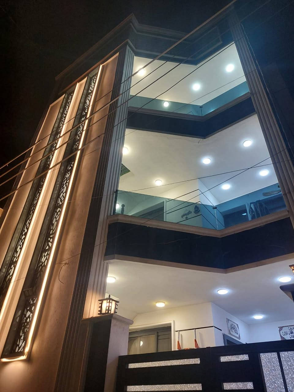 البياع شارع ١٠ • ١٣٠م • ٣ طوابق ونص