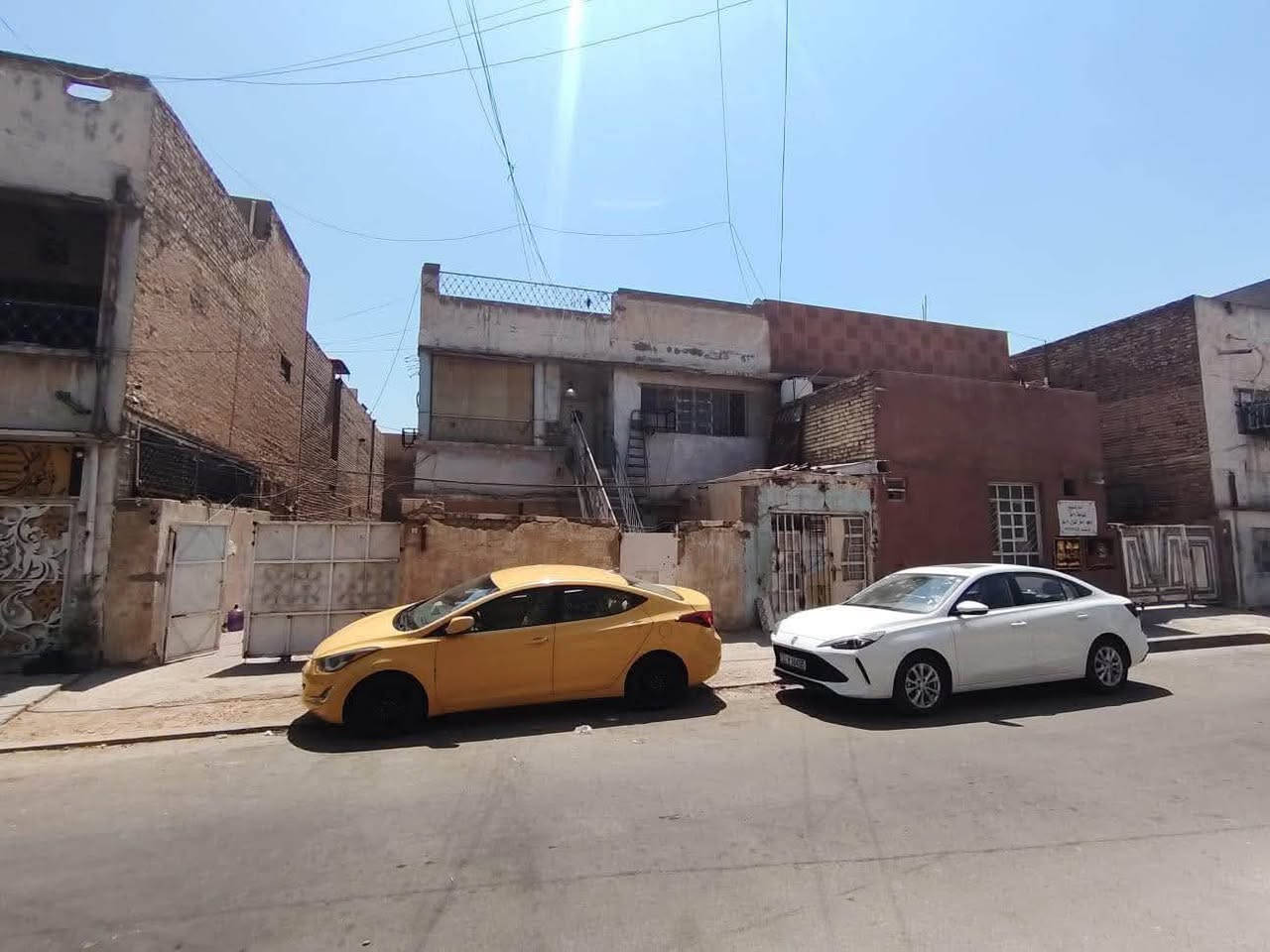 🏡 دار للبيع في الوزيرية منطقة الكسرة محله 302 – ملك صرف وبأسم شخص واحد ( بناء قديم )

✅ لمعرفة السعر : اكتب تم بالتعليقات يتم الرد عليك خاص تلقائي

🔹 مساحة السند: 313 م²
🔹 المساحة واقع حال: 337 م²
🔹 البيع على مساحة السند
🔹 الواجهة: 11.25 متر
🔹 النزال: 30 متر
🔹( يمكن بنائه شقق سكنية ) 

📍 الموقع مميز جداً:
قرب بانزين خانة الوزيرية
وقرب شارع المغرب (شارع الأطباء)
وفي منطقة حيوية ومميزة داخل الوزيرية.

#السعر_مناسب
_____________________________

اعرض_عقارك_يم_مكتب_مجاز_رسميا

◾نقدم لكم خدمات عقارية متكاملة  :

▪️نجد لك عقار يلبي كل احتياجاتك .
▪️نبيع عقارك باسرع وقت ممكن .
▪️نقدم لك موقع عقاري متكامل ( العقاري سيف العامري ) .

◾تابع صفحاتنا لتصلك كل عروضنا الجديدة 

✨ اختار الصح .. وخليك ويا #العقاري_سيف  ✨ 

◾عنوان المكتب/ زيونه / محله 710 / شارع مدرسة بدر الكبرى / قرب اسواق زينيا / مقابل مركز النجده

◾للطلب و الاستفسار تواصلو معنا عبر الارقام الاتية :

⬅️ ***********  يوجد واتس 📞  مهندس سيف 
⬅️ *********** يوجد واتس 📞  ابو عبدالله

#بيع_شراء_ايجار_مشاريع_استثمارات📍
#استثماربناء_تعقيب_ترميم_تثمين_دورسكنيه_عمارات_محال_تجاريه_استثمار_اراضي_بغداد_زيونه_الغدير
