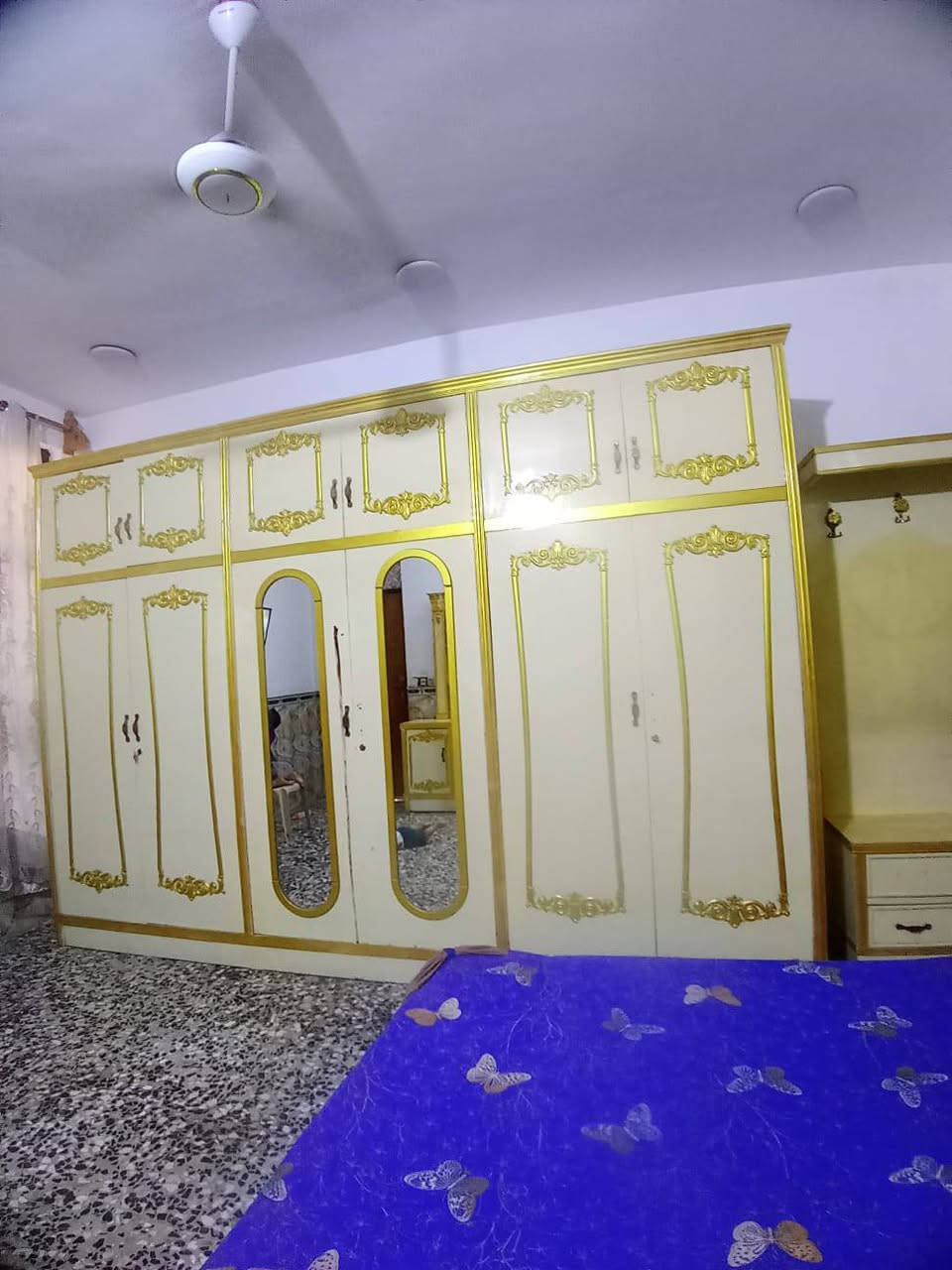 السلام عليكم غرفه نوم مستخده أخت الجديده نقصهه بس يدات بيبان كنتور ست بيبان زائد ملحقاته مستعجل على بيعتهه سعرها  مليون وبيهه مجال هاذا رقمي اتصل وبيك خير ودلل *********** مكاني الرئاسة شارع عشرين

