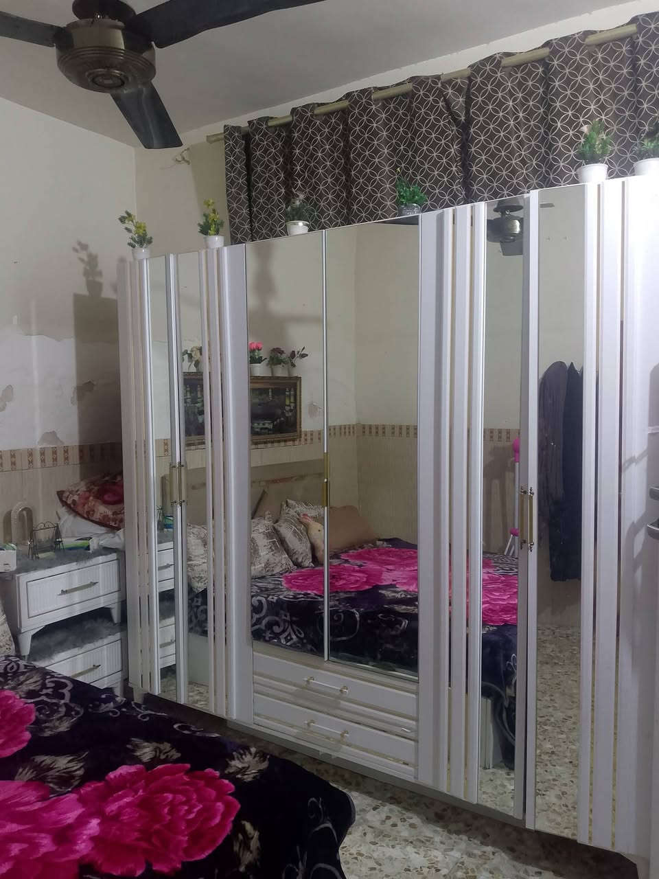 سلام عليكم غرفه نوم تركي 6 قطع اشتريتها 500 الف صار ثلث اشهر نضيفه رايدها 350الف قفل ملاحضه بس ابواب الكنتور يرادلهن شد رقم وتساب ***********
