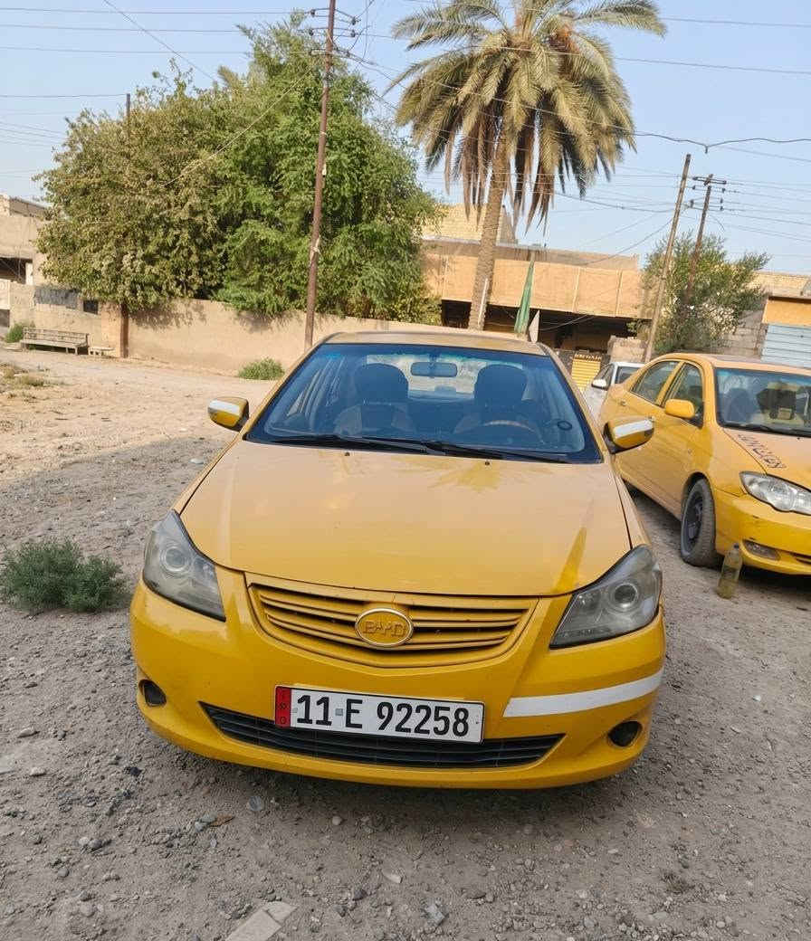 بيوايدي g3 2013 محور كورلا نحلة 1800 بيهه تنقيص (رنكات) والباب مضروب مثل ما موضح بالصور وبيهه ضربة بالجاملغ خفيفه
السياره مصبوغه عام يرادله ترتيب السياره باسمي 
مصفرة هيئة وغرامات 
رقم بغداد 
مكانهه بغداد ابو غريب 
السعر 36 وبيهه مجال بسيط
*********** واتساب فقط
