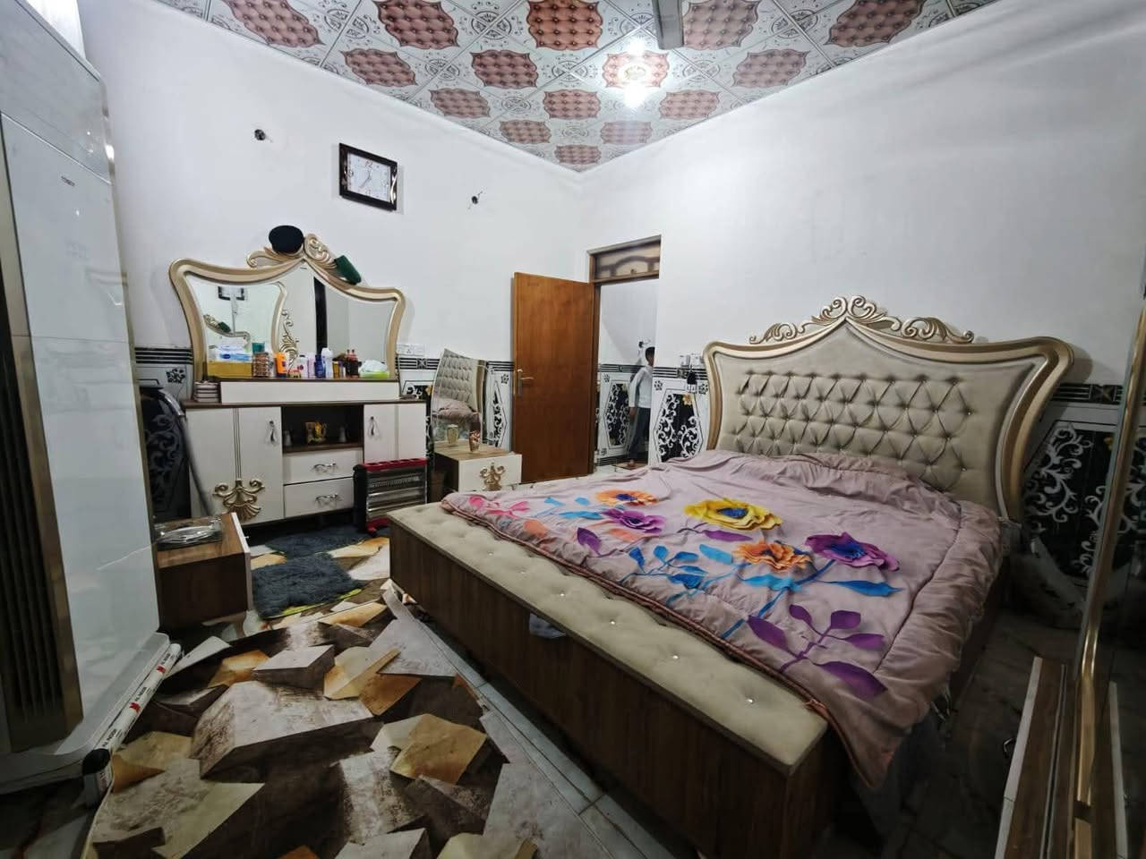 بيت للبيع حي الغدير مقابيل أسواق فطومه 100 متر طابقين كونكريت واجه 5 النزال 20 بي 3 غرف السعر 128 وبي مجال الاستفسار ***********
