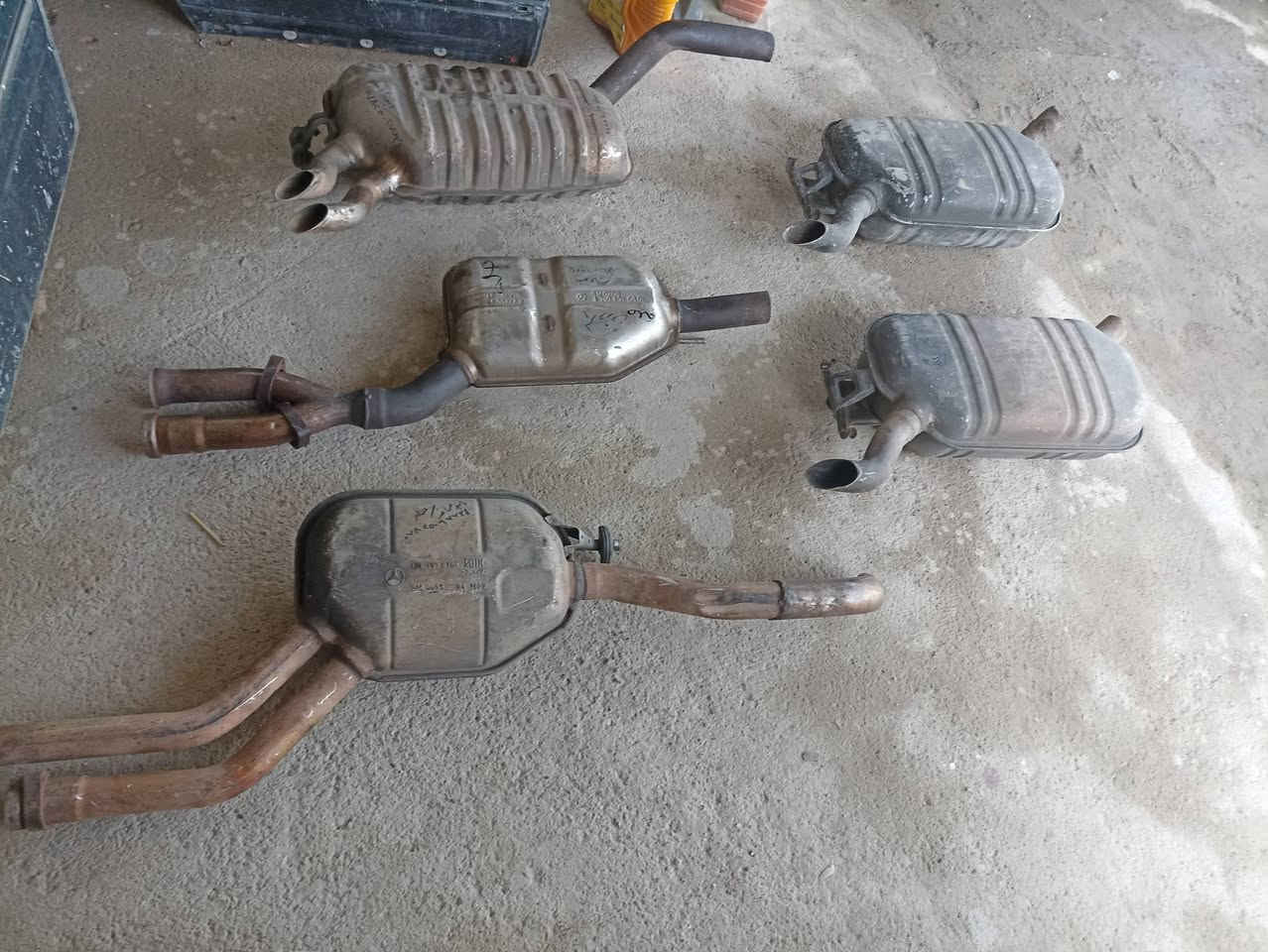 بطيخة صالنصة ام عيون 
بطيخة دب 
صالنصة كاملة دب 
تانكي بنزين دب مع الطوافة والقبغ والفلتر
للبيع ت ***********
