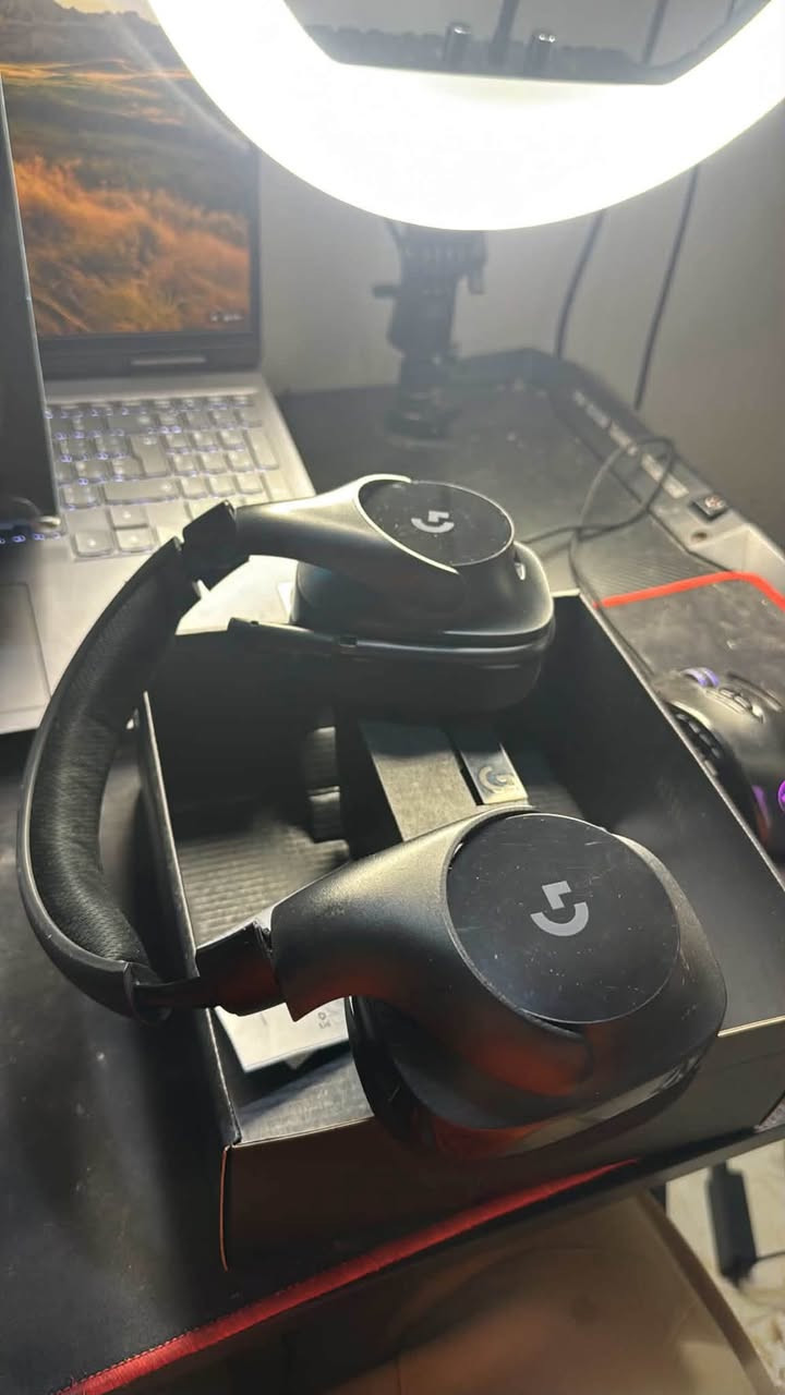 للبيع سماعة Logitech G533 Wireless
مستخدمة قليلاً وبحالة ممتازة (نظيفة جداً).
المواصفات التقنية:
نظام الصوت: تدعم تقنية الصوت المحيطي DTS Headphone:X 7.1 مع مشغلات الصوت المتقدمة Pro-G™.
 
الاتصال اللاسلكي: تقنية لاسلكية بتردد 2.4 GHz بمدى يصل إلى 15 متراً، توفر صوتاً بدون تأخير (Lossless Audio).

البطارية: بطارية قابلة لإعادة الشحن تدوم حتى 15 ساعة من الاستخدام المتواصل.

  الميكروفون: ميكروفون مزود بتقنية إلغاء الضوضاء (Noise-Canceling)، مع فلتر مدمج (Micro Pop Filter)، وميزة الكتم التلقائي عند طي المايك للأعلى.
 
متوافقة مع أجهزة PC و PlayStation.

سعرها 125 الف وبيها مجال
مكاني البصرة للتواصل ***********

