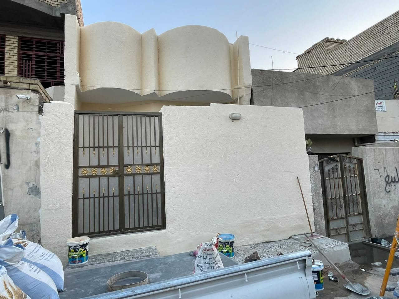 السلام عليكم بيت 100متر رابع فرع عن معمل الغاز بيت صب مسلح بيت نضيف عالي على الشارع بيت بناء حديث مفول حالين البيت فارغ كبل تحط بي جاهز على اربعه اوعشرين حبايه السعر الاتصال على الارقام التاليه 
‏‪***********‬‏
