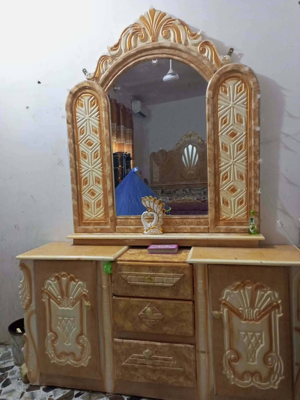 غرفة نجاره انديف نضيفه مابيها زلغ واحد  سعره780 تواصل ***********
