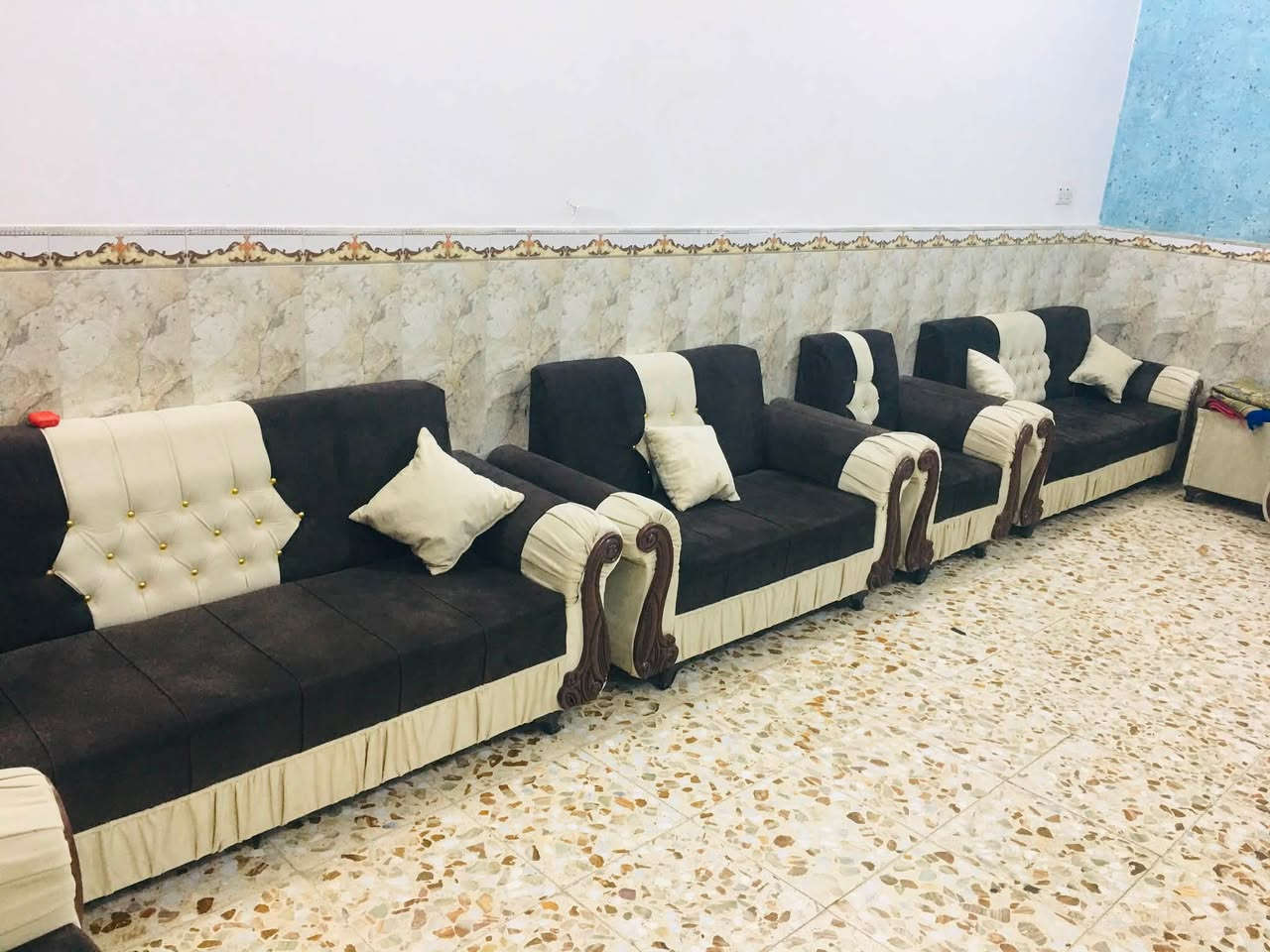 تخمين قنفات نضيفات كلش
وياهن طبلات اثنين و8 كوشات مكاني النجف حي العسكري 

***********
