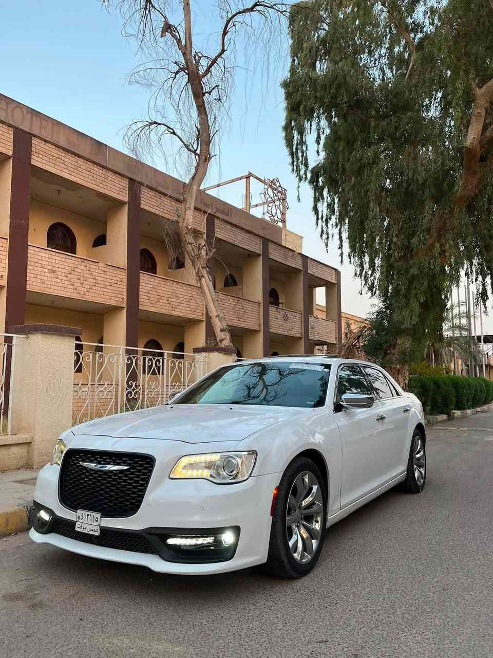 كرايسلر C300 موديل 2018
فول مواصفات limted دخول  جديد clean title العداد :12900mi
الف المحرك : V6 . 3.6L
المواصفات
بانوراما .
نقطة عمياء .
رادار امامي وبرده خلفيه 
سستم صوت مع سماعات بريميوم .

حساسات امامى و خلفى .
مقاعد أمامية تبريد وتدفئة .
تشغيل عن بعد .
ستيرن كهربائي .
كشنات هيتر .

اعلى فئة في كرايسلر حادث جاملغ امامي تبديل فقط ونص جاملغ خلفي كلير من امريكا بدون ايرباك .    رقم بغداد تحويل مباشر بأسم  مشتري  سونار الفحص منشور الاستفسار : ***********
