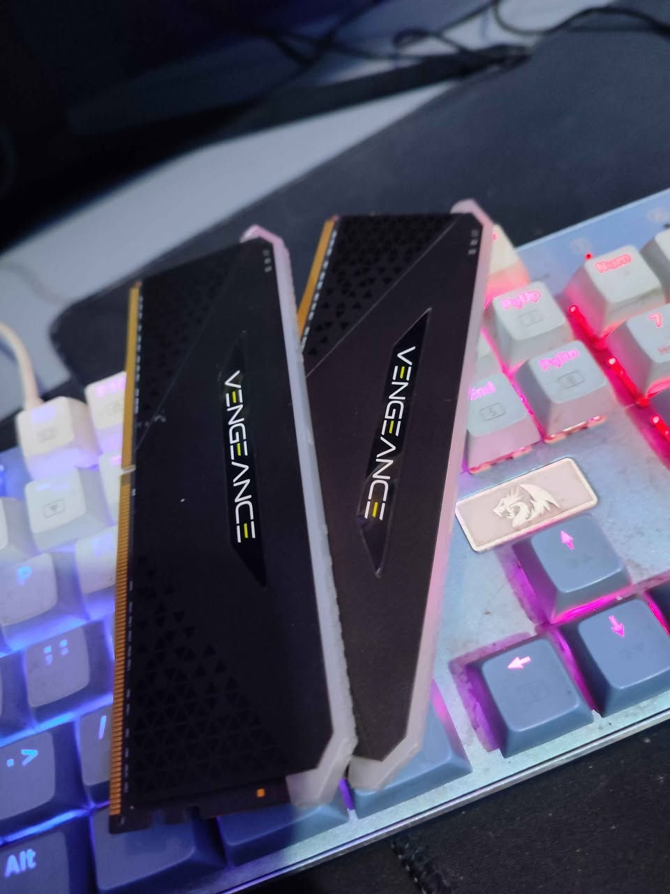 سلام عليكم مذر بورد asus prime H610  بحاله ممتازه 
ورامات كورسير غنية عن التعريف2×8 تردد 3200 rgp بحاله ممتازه وسرعه خيالية القطعتين مصممات للالعاب بشكل قوي وممتاز وسعرهن مناسب  ب250  ابيع سوة وموجود توصيل  *********** مكاني بغداد حرية بغداد, العراق
