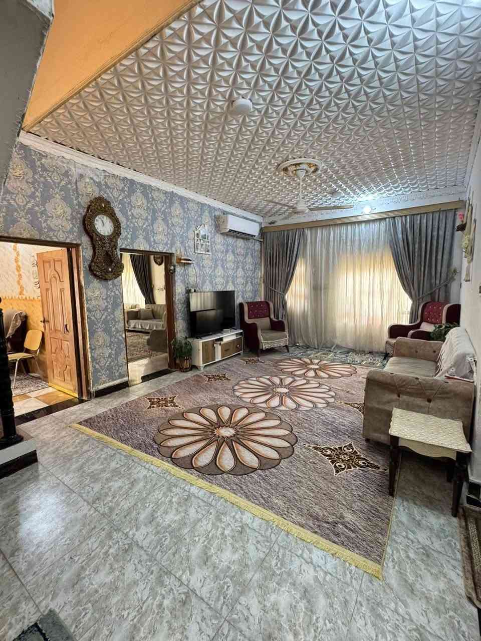 📢 بيت للبيع طابو صرف مساحته 260
العنوان: الديوانيه الدغاره حي الشرطه 
تبليط لباب البيت 🔈البيت كلش مرتب ومجاري شغل جديد
 مجمع صحيات خارجيه وداخليه
طابقين الطابق الارضي
غرف نوم 2  5*4
صاله7*4     استقبال 7*4
مطبخ حار وبارد 6*4
الطابق الثاني
غرفه سويت 8*4
صاله 5*4
مخزن 2*4
للاستفسار الاتصال على ***********
