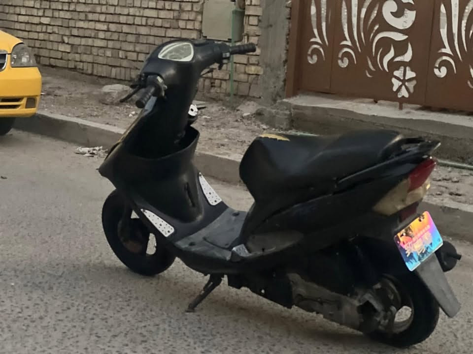 السلام عليكم عدله للبيع دراجه خير من الله مكينه حلوه لا تنقيص لا تبخير دراجه شلعه ومعدل يخبل دراجه بل واقع احله من الصور وكامل ما نقص شي شغاله نكره سلف هندر 
النواقص بس كلوب بكليت خلفي وهورن وگيج بانزين وگيج سرعه رايده 425 وبيه محال عنواني بغداد 
*********** اتصال 
واتساب هم متواجد
