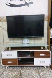 ميز يحتوي على 4 مجرات كما موضح بالشارع مع شاشة حجم 42 مستخدمات قليل ون...
