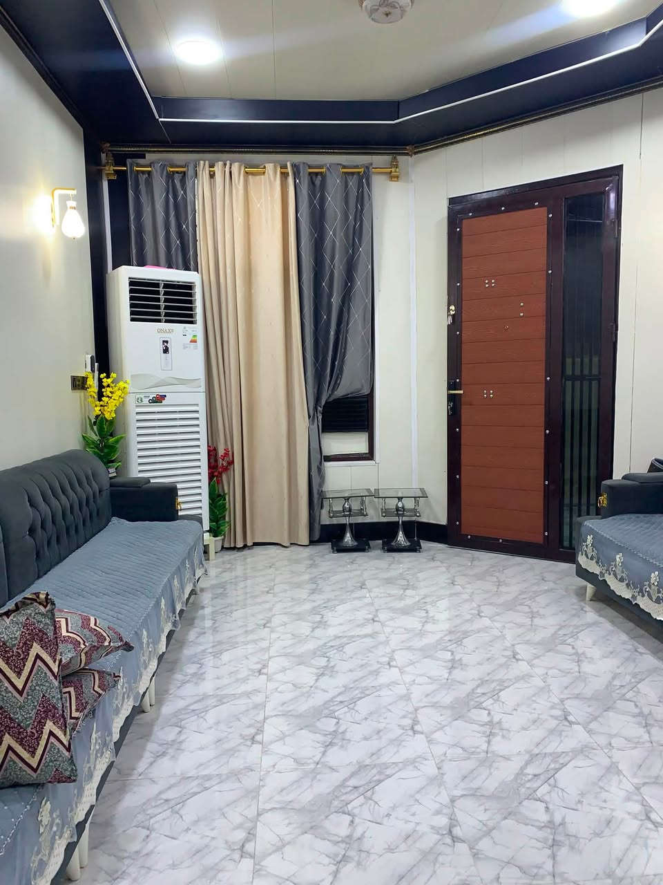 الدار للبيع بناء حديث مساحه 150 متر طابو زراعي سند 25 
موقع مميز مدخل الرحمه خلف دور الأساتذة يتكون البيت من استقبال ومطبخ وصاله كبيره وغرفه نوم واحده في الطابق الاول وفي الطابق الثاني صاله وغرفتين نوم السعر 105 مليون وقابل للتفاوض للاستفسار الاتصال على الرقم ***********  مكلف في النشر
