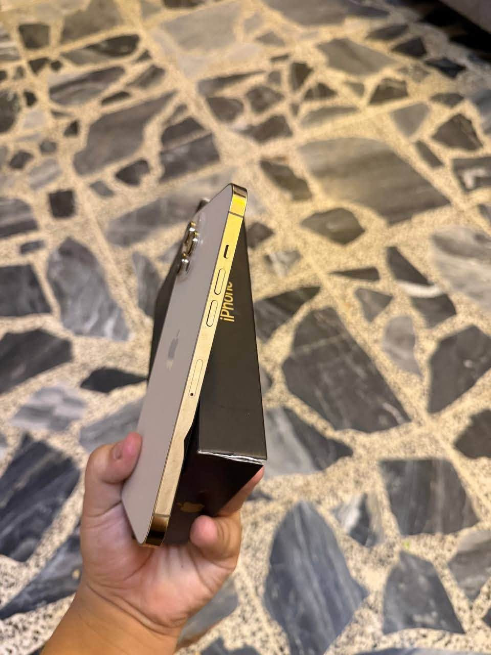 🔥📱 للبيع أو المراوس | iPhone 12 Pro Max 📱🔥
👑 ملك النظافة والرزانة 👑

📱 الموديل: iPhone 12 Pro Max
💾 الذاكرة: 128GB
🌍 النسخة: الشرق الأوسط الرسمية AA/A
🎨 اللون: ذهبي ملكي ✨
🔋 البطارية: 75% أصلية مال الشركة
🛠️ الحالة: وكالة، نظافة 100%، بدون شخط أو تصليح أو فتح
📦 الملحقات: العلبة الأصلية كاملة ومطابقة لمعلومات الجهاز
📍 الموقع: بغداد

🔥 جهاز راقي ونظيف جداً، جاهز للاستعمال فوراً بدون أي مصاريف إضافية.

💰 السعر: 580,000 دينار عراقي
🤝 بي مجال قليل حك جيه

🔄 أو مراوس — حسب الجهاز

📞 ***********
📸 Instagram: v___qv

✨ الجهاز يستاهل المعاينة! ✨
