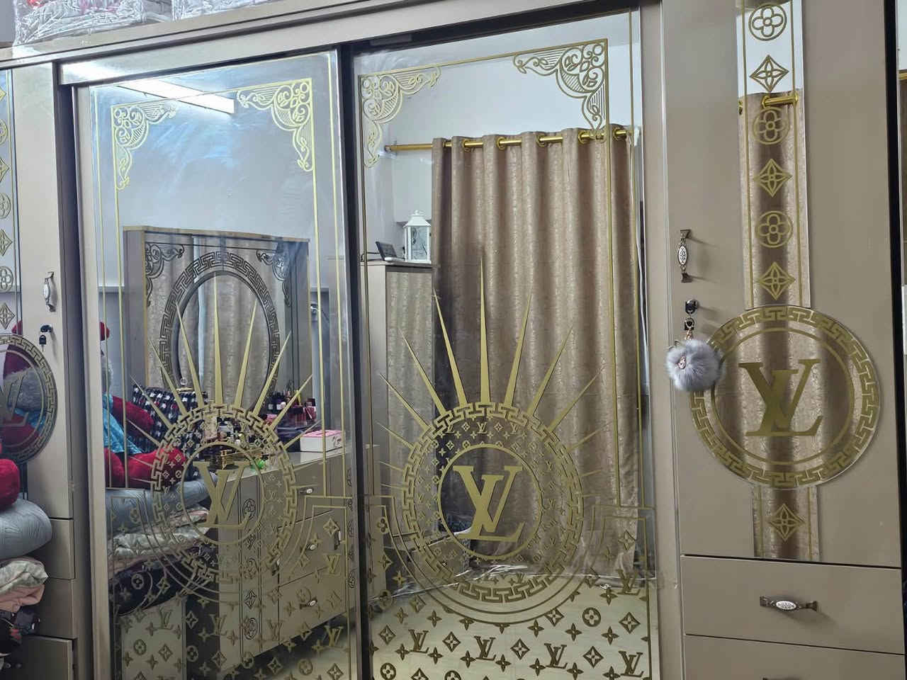 السلام عليكم ورحمة الله وبركاته 
غرفة نوع تركي متكونة من (9قطع)
مستخدمة ونظيفة ((اشتريناها سابقاً ب2500 مليونين ونص))
سعرها الحالي (مليون وبيها مجال) واكو وياها ميزين ملحقات مع الجرباية ضاميهن لين المكان مايكفي 
العنوان بغداد الشعلة 
رقم الهاتف ***********
