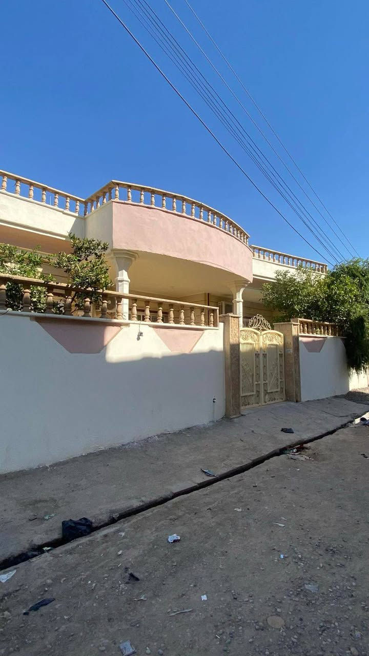 في بعويزه يبعد عن الشارع العام 30متر فرع صبه  دار للبيع مساحه 300متر ركن طابق واحد كارت بلديه يتكون من غرفتين نوم وهول واستقبال ومطبخ وصحيات مع مناور وحديقه السعر المطلوب120وبي مجال ابيت نظيف ومرتب للتفاصيل اكثر  التواصل على الخاص او على رقم الهاتف ***********  ارفع المنشور بكلمه طيبه
