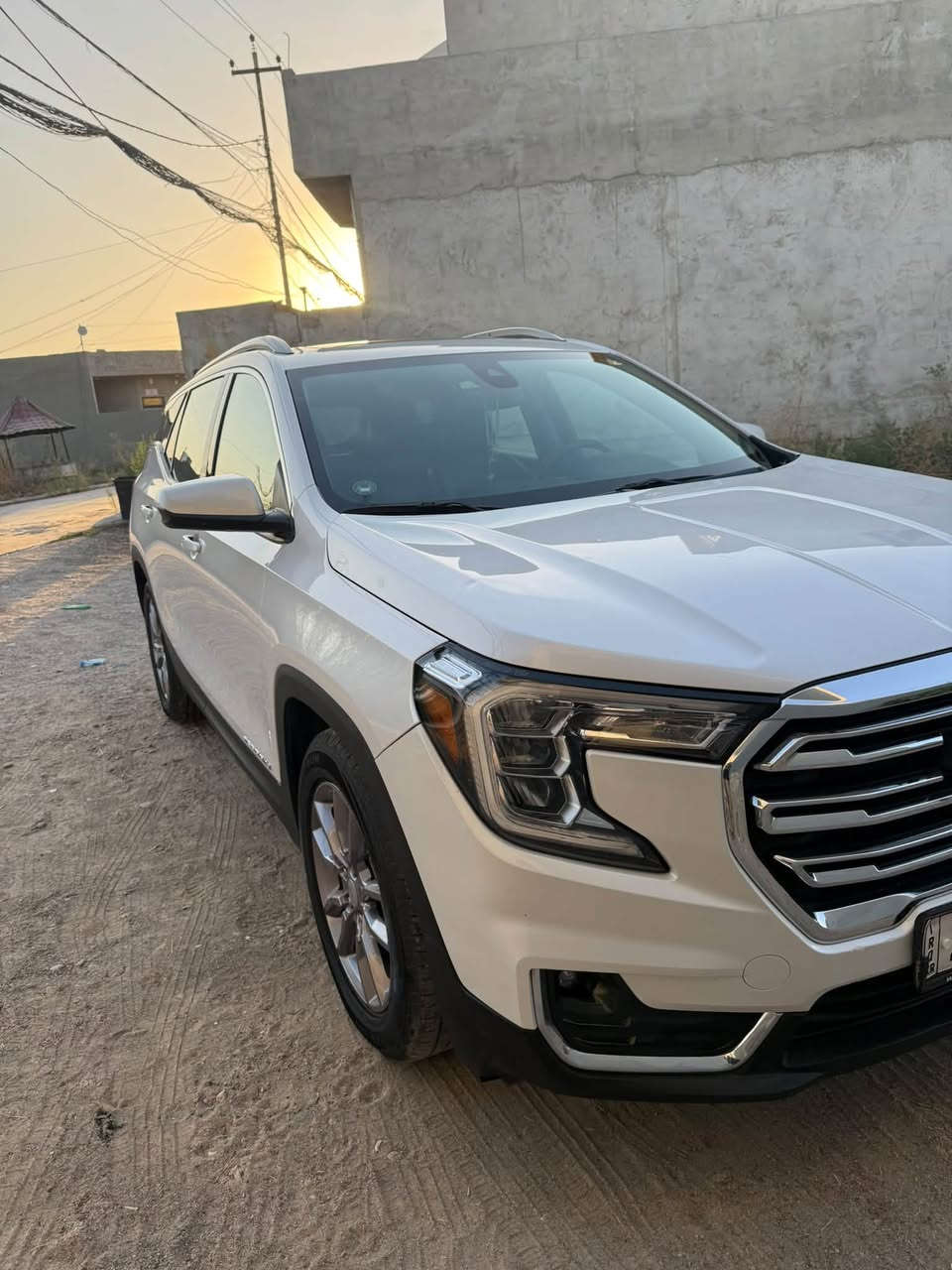 🚨 للبيع: جي إم سي تيرين (GMC Terrain) موديل 2022 - فئة SLT (فول مواصفات 1/1) 🚨
السيارة بحالة قمة بالنعومة والأناقة والهيبة، ومجهزة بأعلى حزمة مواصفات وراحة وأمان من GMC.
📌 التفاصيل والمواصفات:
• المحرك: 4 سلندر 1.5L Turbo (اقتصادي جداً ونشط).
• الجير: أوتوماتيك 9 نمر الحديث (نظام أزرار Precision Shift).
• نظام الدفع: فور ويل (AWD) مع فرار تحكم بأنماط القيادة (دفع ثنائي / فور ويل / طرق وعرة).
• السقف: فتحة سقف بانوراما كاملة (SkyScape).
• الإضاءة: فول LED أمامية وخلفية بتصميم C-Shape الشهير.
• الرنغات: ألمنيوم قياس 19 إنش بتصميم ممتاز وجذاب.
• الصندوق الخلفي (الجنطة): كهرباء ينفتح بالقدم (سنسر حساس) مع طباعة شعار GMC ضوئياً على القاع.
• المقاعد (الكشنات): جلد فاخر مع تحكم كهربائي كامل للجانبين + ذاكرة خزن لوضعيات كشن السائق (Memory Seats).
• التدفئة: تدفئة بالكشنات الأمامية + تدفئة بالستيرن.
• التكييف: دبل زون (تحكم منفصل) مع فتحات تكييف خلفية.
• الشاشة: لمس كبيرة 8 إنش تشغل Apple CarPlay و Android Auto لاسلكياً.
• النظام الصوتي: سماعات فاخرة جداً من شركة Bose.
• شاشة الزجاج (Head-Up Display): تعرض السرعة والتنبيهات على الجامة الأمامية.
• الشحن: شاحن وايرليس للموبايل + منافذ Type-C و USB أمامي وخلفي.
• الكاميرات: نظام كاميرات 360 درجة داير ما داير السيارة بصورة HD.
• الرادارات والأمان:
 رادار أمامي لتجنب التصادم + كبح تلقائي بالطوارئ ورصد المشاة.
 نظام تنبيه ومساعدة للمحافظة على المسار.
 حساسات فول أمامي وخلفي + كشف الزوايا الميتة بالمرايات.
 تنبيه حركة المرور الخلفية عند الرجوع بك.
سياره كلين بيها طخه صبغ صغيره بلصندوك رقم جديد ومميز هزه جديده 
📌 السعر والتواصل:
• المكان / المحافظة: [الموصل]
• الممشى (المسافة المقطوعة): [90الف كم]
• السعر المطلوب: 188
• رقم الهاتف والواتساب:  ***********
السيارة جاهزة الشاري الجاد يتفضل يتصل أو يراسلني واتساب.
