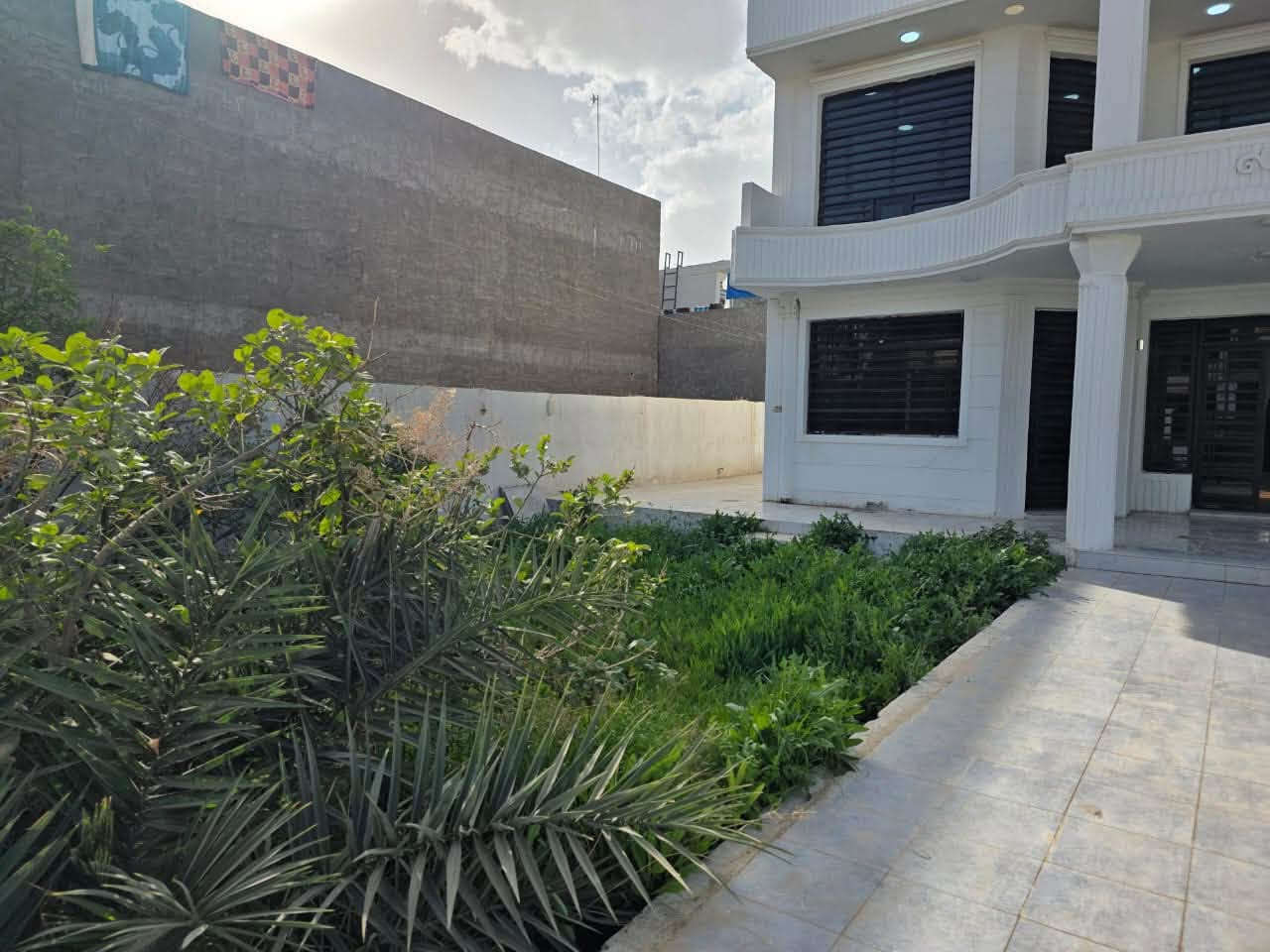السلام عليكم
للبيع دار مساحة ٥٠٠ متر  (زنجيل على شارعين)
يحتوي على ٧غرف نوم واستقبال ومطبخ وحولي جبير  ومجمعات صحية عدد ٢ وحديقة ومخزن خارجي وحديقة وممر حول البيت بيت بناء طابوگ بناء جديد درجة اولى 
جنس الارض ملك صرف زراعي سند ٢٥ 
يبعد عن الشارع العام ١٠٠متر  موقعه الفحامة 

السعر:  400  قابل للتفاوض 
للاستفسار:***********
