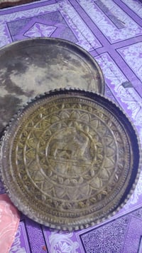 صواني انتيكات قديمات للبيع يعني اثريات وكل وحده ماعرف يعني شكد وزنها ب...