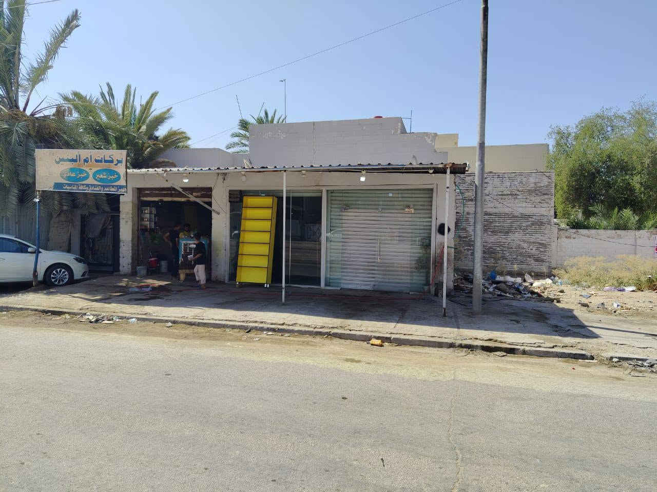 السلام عليكم دار 75متر عقار تجاري واجهة 12.5  على ثلاث شوارع رائسيه هنديه وفاء شارع المركز القديم  يتكون من ثلاث محلات وباب رائسي كبير  وارد الايجار الشهري 750ألف  
 ودار يتكون من استقبال وصاله وغرفه نوم وصحيات وطارمه وطابق ثاني غرفه نوم وصاله  واقع حال الدار اكبر 
السعر 180مليون
للاستفسار مكتب بركات ام البنين ***********
