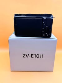سوني ZV-E10II • عدسة كيت • نظيفه ١٠٠٪