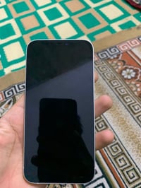 ‏سلام عليكم  آيفون ثنعش 12 عادي  جهاز نضيف بس مبدل شاشه صليه بطاريته 7...