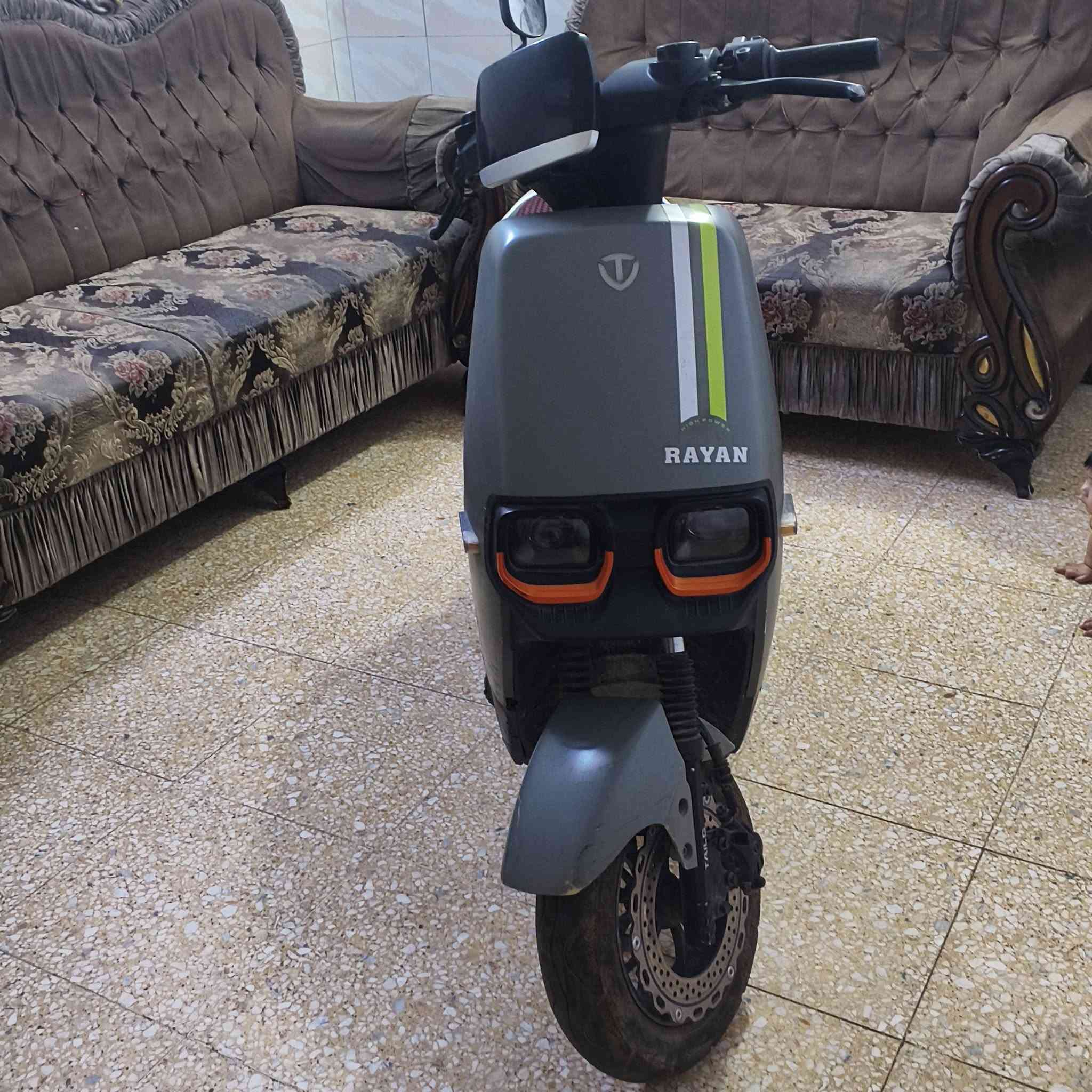 دراجه ام عيون موديل 25 رايتها ب 500,000 وبيها مجال محتاجه بطه بطارياتها تعبانه وقفا وبيها ***********
