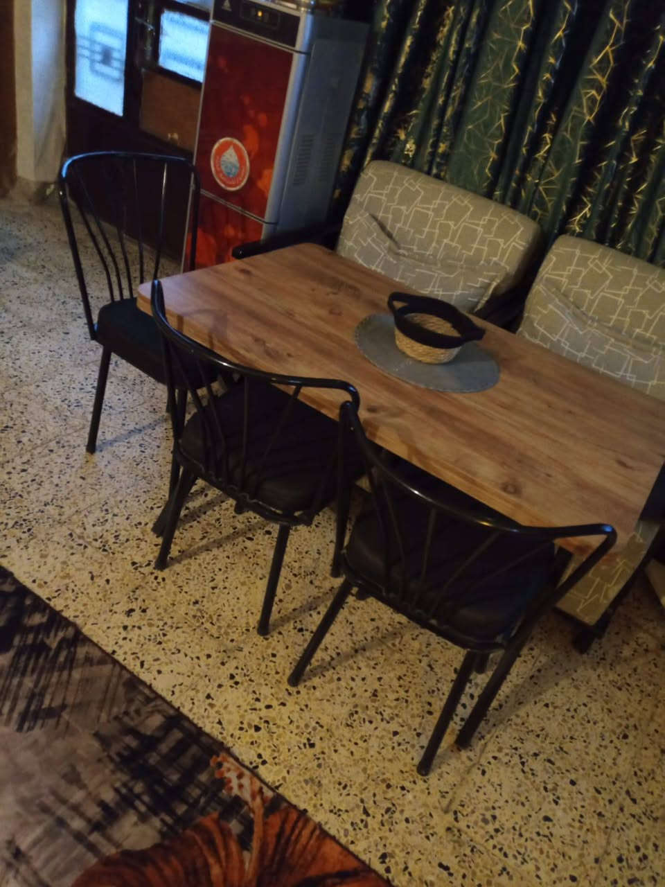 ميز طعام • ٣ كراسي • مكان حريه