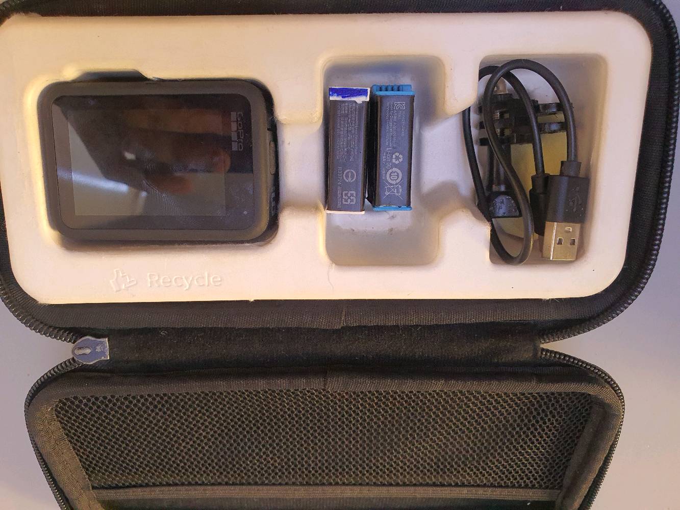 للبيع: كاميرا GoPro Hero 9 Black بحالة ممتازة مع كامل الملحقات
​كاميرا الحالة العامة نظيفة جداً وجاهزة للاستخدام الفوري (بس تعال وصور!).
​📌 المواصفات الأساسية:
​دقة التصوير الفيديو: تصوير فائق الوضوح بدقة 5K، مع خيارات 4K و 2.7K و 1080p بمعدلات إطارات عالية للحركة السريعة و Slow Motion.
​دقة الصور الفوتوغرافية: 20 ميجابكسل مع دعم التصوير بصيغة RAW.
​الشاشات: شاشة أمامية ملونة (ممتازة للفلوجرز وتصوير السيلفي) + شاشة خلفية باللمس عالية الاستجابة.
​الثبات الإلكتروني: تقنية التثبيت الأسطورية HyperSmooth 3.0 لفيديوهات ناعمة بدون أي اهتزاز.
​المميزات: مقاومة للماء بدون غلاف حتى عمق 10 أمتار، مع ميزات التصوير الذكي.
​📦 الملحقات المتضمنة مع العرض:
​حقيبة حمل: متينة ومخصصة لحماية الكاميرا وكل ملحقاتها وترتيبها بشكل منظم.
​عدد 2 بطارية: لضمان وقت تصوير أطول وعدم تفويت أي لقطة.
​مجموعة قواعد تثبيت متنوعة: لتغطية كل زوايا وطرق التصوير.
​كيبل الشحن.
​السعر: 300
​التوصيل: متوفر خدمة التوصيل لجميع المحافظات 🚚
​للاتصال والتواصل: *********** (متاح اتصال أو واتساب)