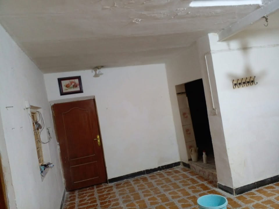 بيت للايجار في الجنينة قرب الشارع التجاري
مساحة البيت 212 متر مربع
-ماطور + تانكي ماء اسالة وتانكي ماء حلو
-كراج يتسع سيارة مع سقيفة حديد حماية للسيارة 
كيبل نت ضوئي واصل للمنزل 
كيبل مولد واصل للمنزل 
-مراوح سقفية
و البيت بالواقع افضل من الصور بهواي 
طابق واحد و بيتونه كبيرة و مخزن عدد 2 
البيت قرب الشارع العام 15 متر مقابل ساحة خدمات
 سعر الايجار مليون 
التواصل على الرقم واتساب و شريحة/ ***********
