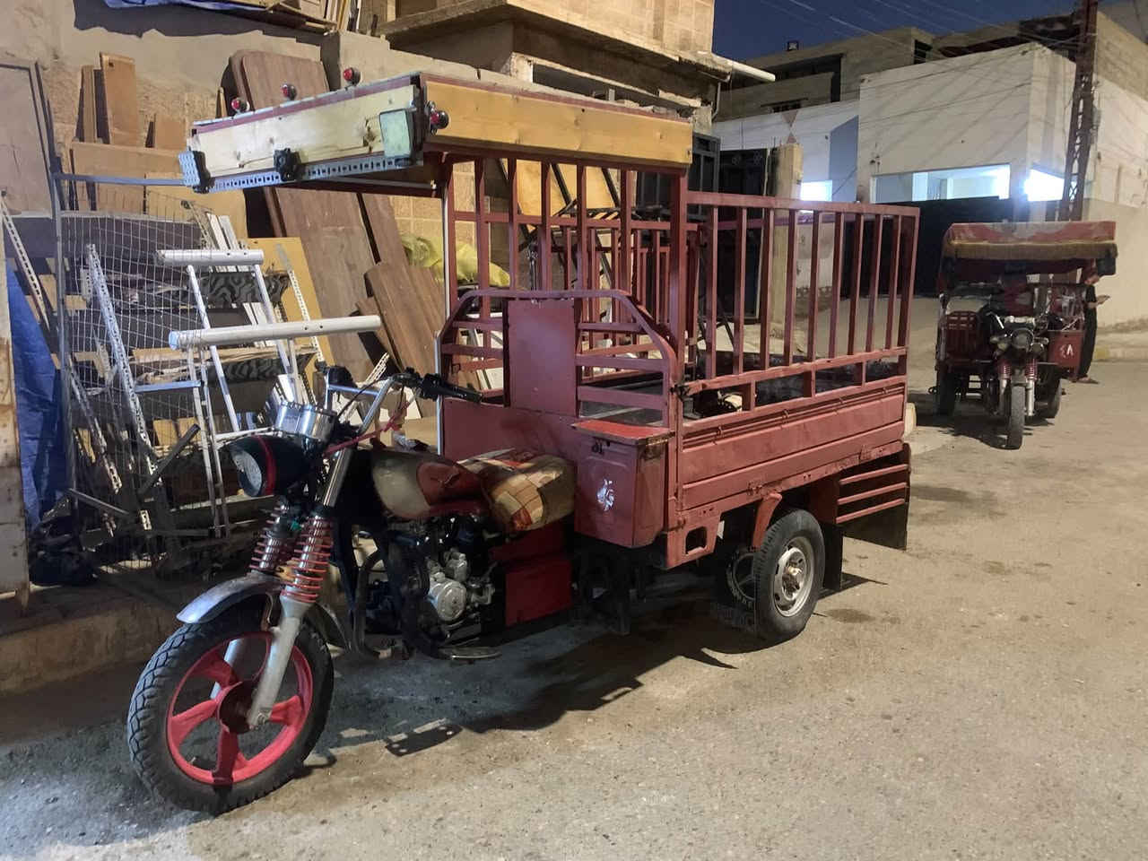 سلام عليكم ستوته موديل ١٩ مابيه أوراق شغاله كامله محركه البارحه جفته سعره ٩٠٠وبيه مجال بسيط مكان رمادي ٥كيلو للتواصل خاص أو اتصل ***********
