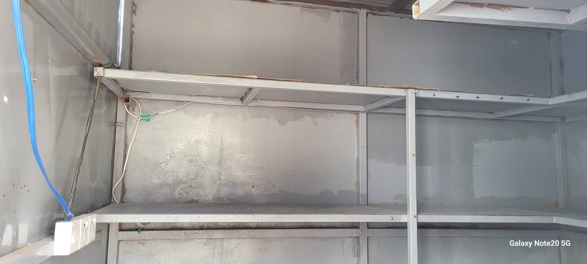 كرفون حديد كامل مع رفوف للبيع سعر 250  بي مجال طول مترين ونص والعرض مترين ***********

نص مكتوب في الصور:
- Galaxy Note20 5G