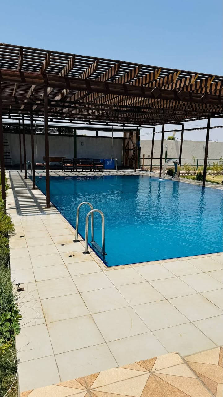 � مزرعـة هدوء الريف 🌴 علما المزرعة موثقه في التطبيق اجرلي
إذا تدورون على الراحة والخصوصية والأجواء الحلوة فوجهتكم مزرعة هدوء الريف ✨

🏊‍♂️ مسبح نظيف ومهيأ
🌳 جلسات خارجية مريحة
🏡 أجواء عائلية وشبابية
🎉 مناسب للمناسبات واللمات والأعياد
⚡ كهرباء وخدمات متوفرة
🧹 نظافة واهتمام بأدق التفاصيل

اقضوا أجمل الأوقات ويانا واستمتعوا بيوم مليان راحة ووناسة بعيدًا عن ضغوط الحياة.

للحجز والاستفسار راسلونا على الخاص أو اتصلوا بنا. ***********
مزرعة هدوء الريف … راحتكم عنواننا �
