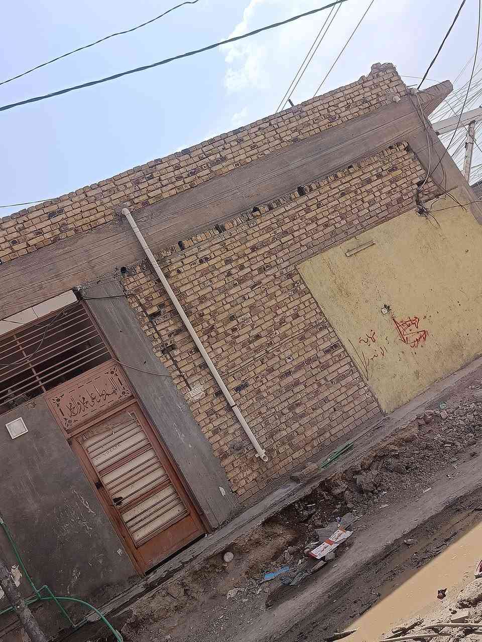 بناية تجارية • مساحة ١٠٠م • ٣ محلات